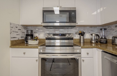 Coral Way Condo | Trendy Apt King Bed Adjustable Free Parking Pet Friendly Balcony