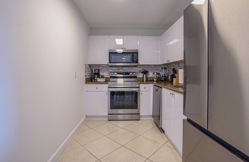 Coral Way Condo | Trendy Apt King Bed Adjustable Free Parking Pet Friendly Balcony