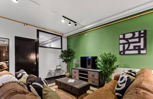Victoria Apartment | Trendy, Arty, 3BR in Heart of Hipster Hackney!
