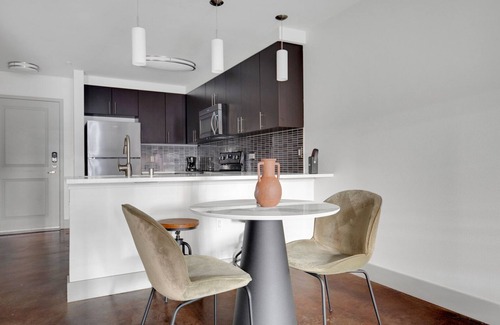 West Bellevue Apartment | Trendy Bellevue 1BR w/Gym & Roof Lounge, easy commute, by Blueground