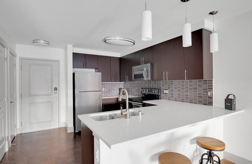 West Bellevue Apartment | Trendy Bellevue 1BR w/Gym & Roof Lounge, easy commute, by Blueground