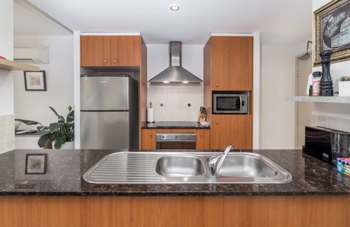 Braddon Apartment | Trendy Braddon 1-Bed Apartment with Lush Courtyard