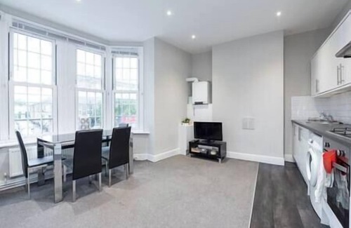 Walworth Apartment | Trendy Central London Apartment (WRA)