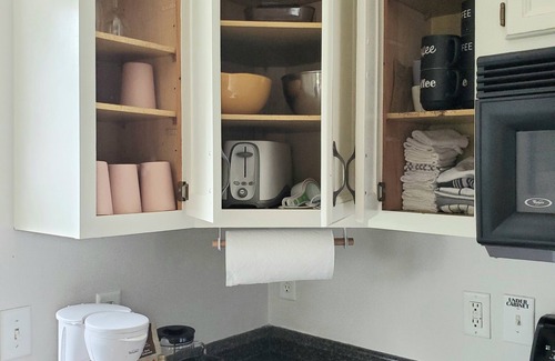 Elkton House | Trendy Cozy Cottage Clean Bright Three bed, Two bath Patio