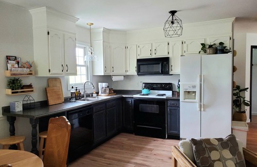 Elkton House | Trendy Cozy Cottage Clean Bright Three bed, Two bath Patio