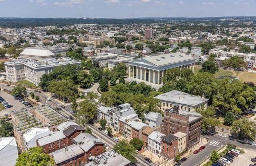 Fairmount Apartment | Trendy Fairmount Gem-5 star Location, Roof Deck, PARKING, GR8 for FAMILIES