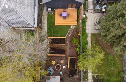 Sunnyside Apartment | Trendy Kensington 3 min Walk Backyard AC Garage