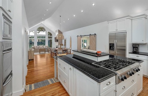Arley House | Trendy Lakeside Retreat-Screened Bar, Large Dock, Kayaks