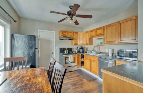 King Apartment | Trendy NE Location Walkable 2BR Sleeps 6