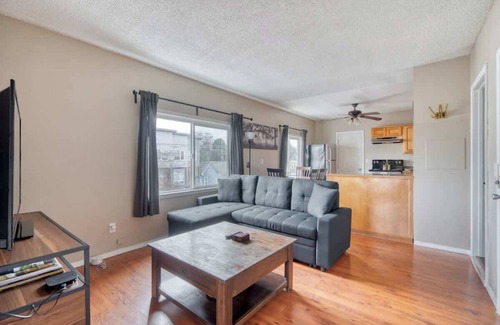 King Apartment | Trendy NE Location Walkable 2BR Sleeps 6