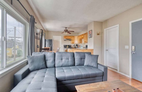 King Apartment | Trendy NE Location Walkable 2BR Sleeps 6