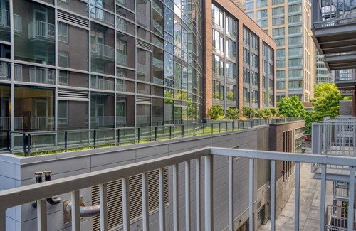 South Lake Union Apartment | Trendy South Lake Union 1BR w/W/D & Gym, Walkable Area, by Blueground