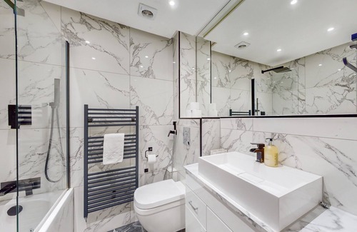 Ealing Broadway Apartment | Trendy Spacious 2 BDR Flat in Ealing