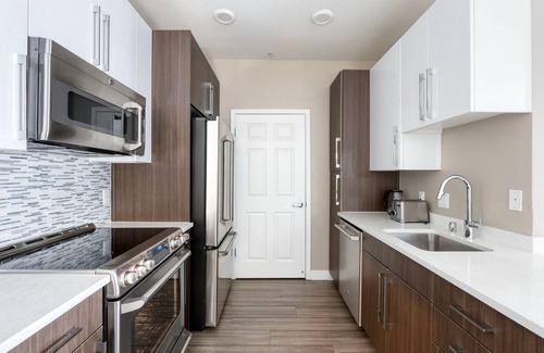 Sunnyvale Apartment | Trendy Sunnyvale 1BR w/Sauna, Gym & Pool, nr Googleplex, by Blueground