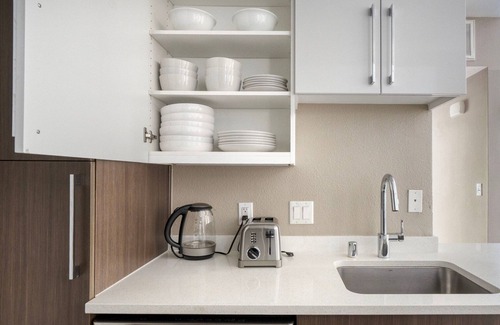 Sunnyvale Apartment | Trendy Sunnyvale 1BR w/Sauna, Gym & Pool, nr Googleplex, by Blueground