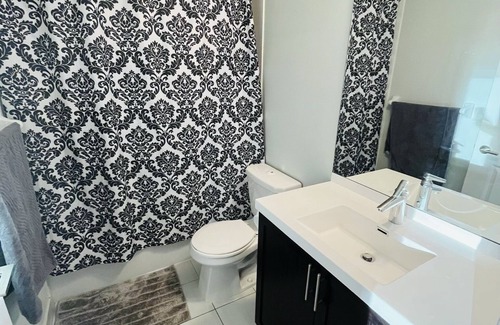 Etobicoke Condo | Trendy Toronto Condo close to airport and downtown!