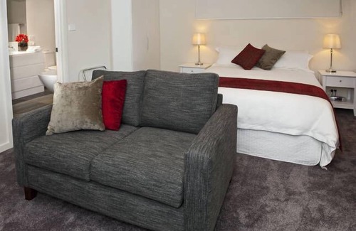 Trentham Bed & Breakfast | Trentham Lake Villas - Lake View