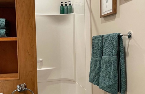 Spokane Valley House | Trentwood Quarters -King- Fast Wifi