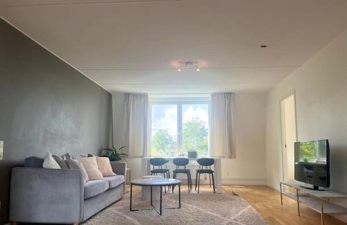 Enskededalen Apartment | Trerumslägenhet centralt belägen med bubbelpool