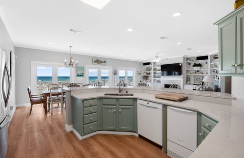 Holiday Isle House | Tres Palms | Beachfront + Pool