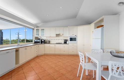 Rye House | Trethellan - Large house with bay views and 10 minute walk to the beach