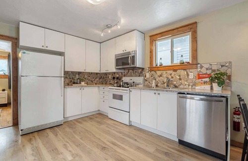 Drumheller House | Triceratops Landing | Cozy & Family-Friendly Home!