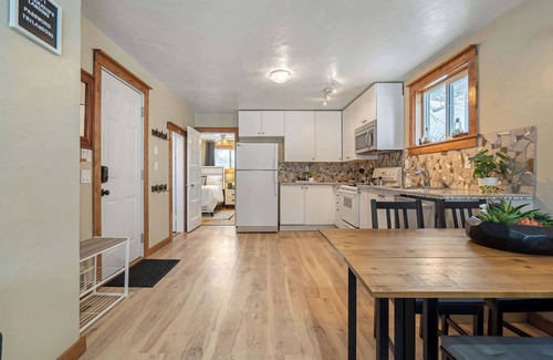 Drumheller House | Triceratops Landing | Cozy & Family-Friendly Home!