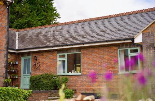 Tring House | Tring Grange Cottage - Sleeps 2 - Onsite Parking