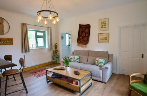 Tring House | Tring Grange Cottage - Sleeps 2 - Onsite Parking