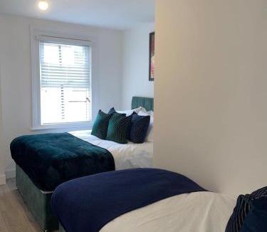 Huntingdon Apartment | Trinity Apartments - 2 Bed Apartment - Spacious - Modern - 30 Seconds from High Street