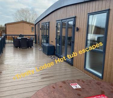 Tattershall Resort | Trinity lodge hot tub escapes at Tattershall lakes