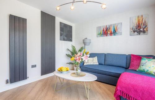 Girton Apartment | Trinity- New Modern Apartment with FREE on road parking