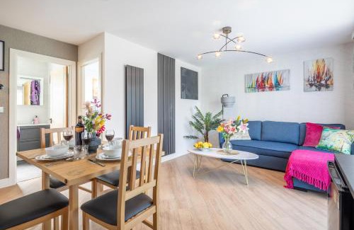 Girton Apartment | Trinity- New Modern Apartment with FREE on road parking
