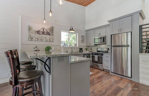 Douglas City House | Trinity River Modern Farmhouse: Private Boat Launch, Fire Pit, outdoor games