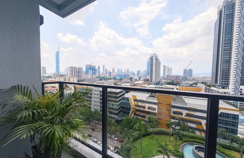 Kuala Lumpur Apartment | TRION The 110 Family Suite Pool & KL city view