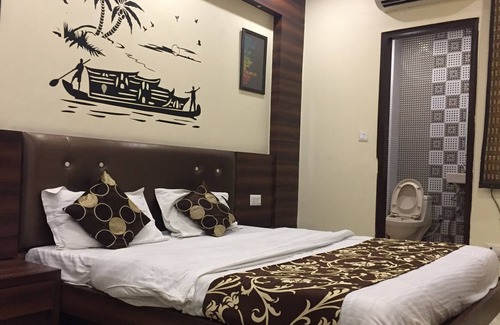 Paharganj House | Triple Bed AC Room with Breakfast in Central Delhi
