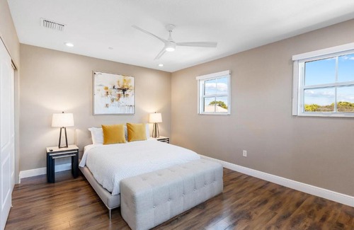 Coral Ridge House | Triple Decker Huge New Jacuzzi Very Spacious Great Neighborhood Workout Area