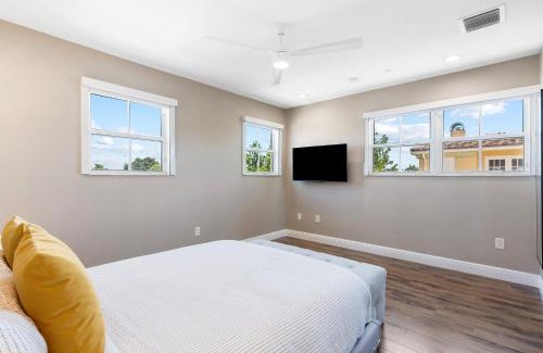 Coral Ridge House | Triple Decker Huge New Jacuzzi Very Spacious Great Neighborhood Workout Area