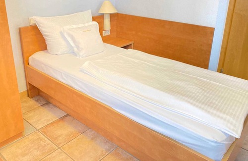 Rhein-Erft-Kreis District House | Triple room - HV Vintage Hotels & Investments GmbH