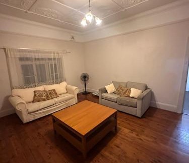 Earlwood House | Triple Room in Great Earlwood Location Perfect for Travellers - EW4
