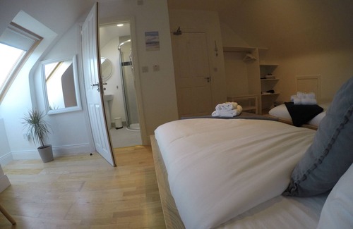 Portmagee Bed & Breakfast | Triple room with ensuite bathroom