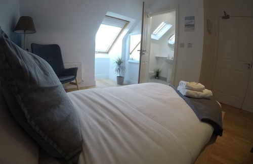 Portmagee Bed & Breakfast | Triple room with ensuite bathroom