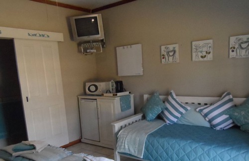 Bloemfontein Bed & Breakfast | Tripple Room (3 Singles/King & Single) Cherry Lane Self Catering and B&B