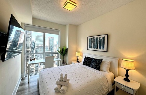 Toronto Entertainment District Hotel | Tripshine DT Executive 3BR/2BA king bed Parking Lakeview