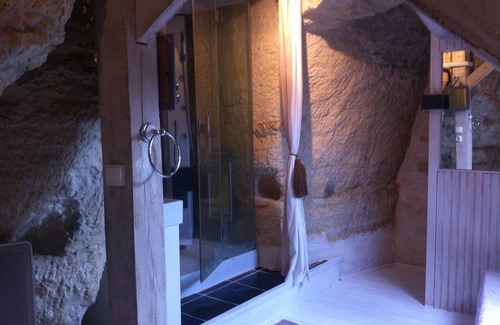 Thore-la-Rochette Bed & Breakfast | Troglodyte loft in the Loire valley in France