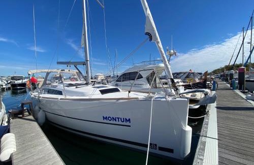 Carvalhal Boat Rental | TROIA - Veleiro em marina