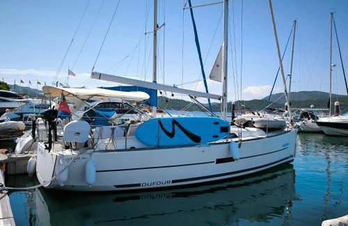 Carvalhal Boat Rental | TROIA - Veleiro em marina