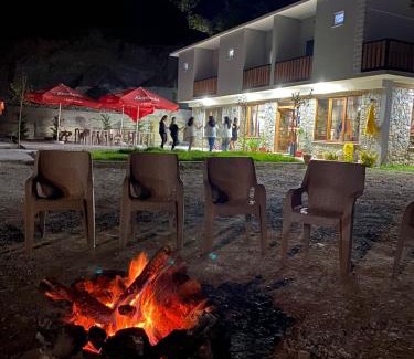 Shale Hotel | Trojet e Mija