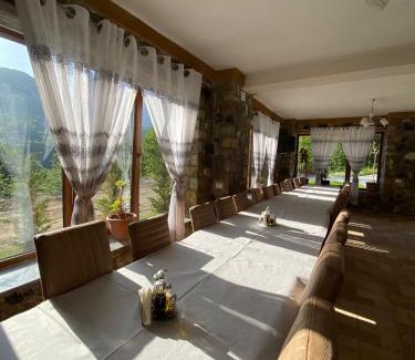 Shale Hotel | Trojet e Mija
