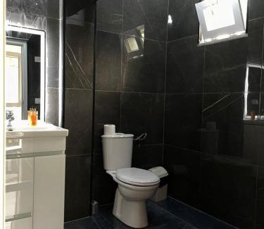 Shale Hotel | Trojet e Mija